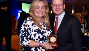 La Asociación Nacional de Periodistas Hispanos reconoce a Cynthia Hudson con el NAHJ Presidential Award of Impact