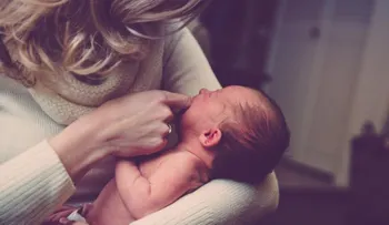 Recomiendan no separar a madres con COVID-19 de recién nacidos