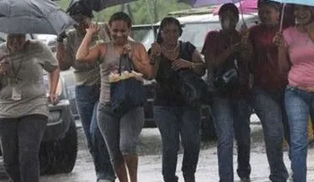 Aguaceros seguirán este martes por efectos de vaguadas y de onda tropical