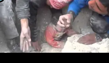 Estremecedor rescate: sacan a un bebé de entre los escombros en Siria