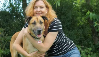 Una azafata alemana adopta a un perro argentino que la esperaba cada vez que iba a la ciudad