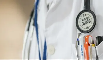 Renuncia una enfermera española tras atender sola a 36 pacientes en un hospital