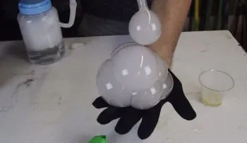Sorprendente experimento: Aprenda a sacarse burbujas de hielo seco de la manga (VIDEO)