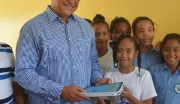 El director general de la Corporación del Acueducto y Alcantarillado de Santo Domingo (CAASD) entregó miles de cuadernos