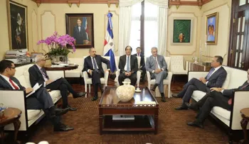 Danilo Medina recibe una propuesta sobre solución definitiva para el puerto de Manzanillo