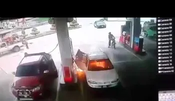 Un niño juega con un mechero en una gasolinera, incendia un coche y termina en el hospital