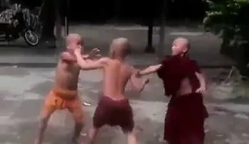 "El club de la lucha": pequeños monjes tailandeses se pelean en un templo budista