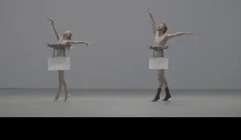 Bailarines desnudos danzan 'El lago de los cisnes' con drones que tapan sus partes íntimas