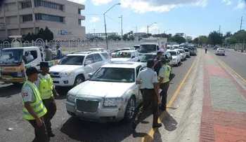 Mujer Amet le da un tiro a chófer que la arrastró con su vehículo