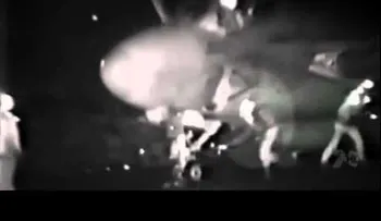 LAS IMAGENES PUEDEN SER FUERTES: El escalofriante momento en que un soldado de EEEU es absorbido por el motor de un avión (VIDEO)