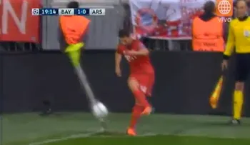 Xavi Alonso patea el peor tiro de esquina de su vida