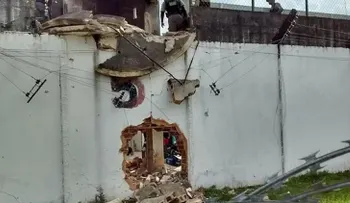 Decenas de presos huyen en una explosiva fuga de una cárcel de Brasil (VIDEO)