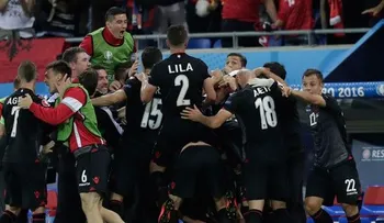 Gales vapuleó a Rusia; Inglaterra avanzó a octavos