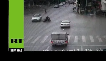 Un motociclista atropellado queda atrapado debajo de otro auto