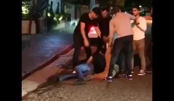 Un grupo de hombres se pelean cerca de la Plaza Andalucia