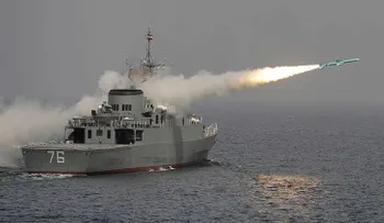 Irán lanza misiles cerca de un portaaviones EE.UU.