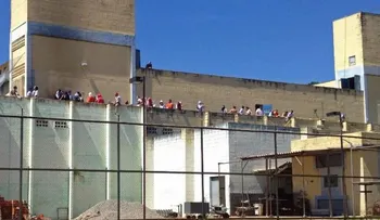 Toman 12 guardias de rehenes en cárcel de Brasil