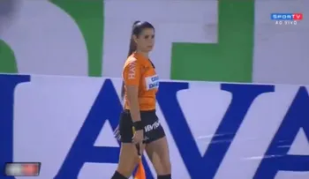 Una ex figura brasileña se propasó con la jueza de línea y casi lo echan de un partido benéfico