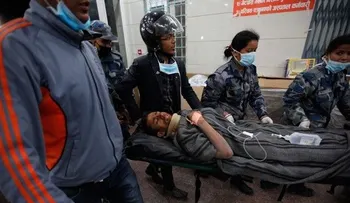 Auxilian a los damnificados por sismo en Nepal 