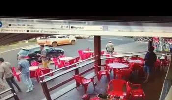 Mujer encuentra a su esposo con otra y reacciona a puñetazos 