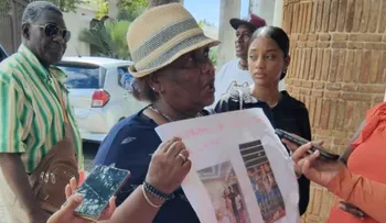 Familiares de dominicanos reclutados en Rusia protestan frente a la embajada rusa para exigir su regreso