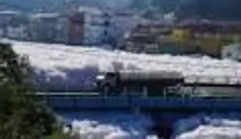 Espuma contaminada otra vez invade río en ciudad brasileña 