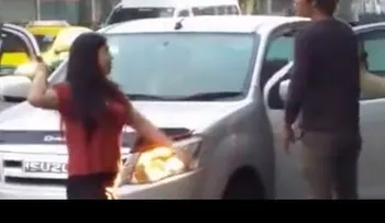 Con machete en mano, una mujer se lleva su esposo "a la casa": A las buenas o por las malas 