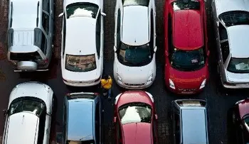 Dos niños murieron porque su mamá los dejó encerrados en el auto para darles "una lección"