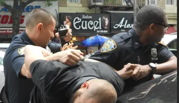 Dos policías propinan golpes a un joven en NY 