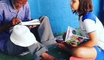 Niña de 9 años enseña a leer y a escribir a vendedor de helados