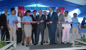 Danilo Medina entrega junto al ministro Andrés Navarro, moderno liceo en Tamayo