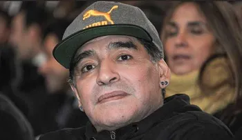 Periodista rusa denuncia a Maradona por acoso sexual; dice le arrancó el vestido 