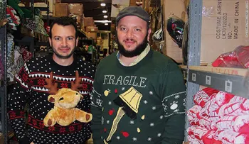 ¿Por qué estos horribles suéteres navideños valen millones?