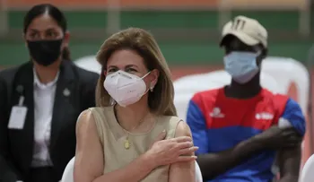 Vicepresidenta recibe la primera dosis de la vacuna contra el COVID-19
