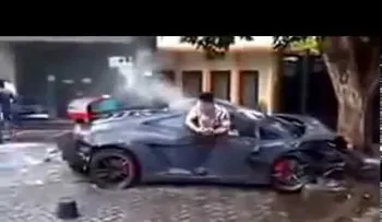 Conductor de Lamborghini causa un fatal accidente y solo se preocupa por su móvil (VIDEO)