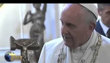 Video: No está bien eso, dice el papa Francisco cuando Evo le regala un Cristo comunista 