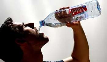 Científicos revelan consecuencias de la teoría de los 8 vasos de agua al día