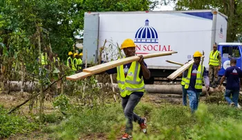Plan de Asistencia Social levanta techos y entrega enseres a familias afectadas por tornado en La Vega