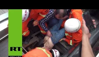 Un hombre sobrevive a un accidente en una escalera mecánica