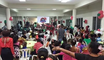 FUNFEMUPFE celebra cena de Navidad a niños de Los Mameyes
