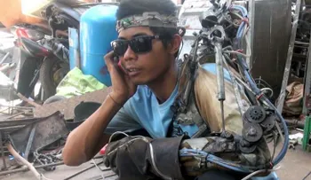 Un soldador indonesio se construye un brazo robótico controlado por el cerebro (VIDEO)