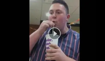 Este chico hace música con un vaso de McDonalds (VIDEO)