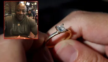 Hombre le roba el anillo de compromiso a su novia para dárselo a otra mujer