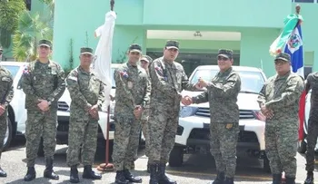 Ministro de Defensa entrega camionetas y motocicletas al Ejército