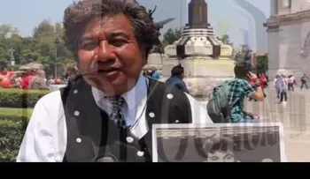 Amigo de Juan Gabriel revela que se bañaba con El Divo