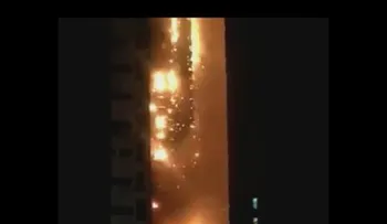 Un gran incendio devora un rascacielos en los Emiratos Árabes (VIDEO)