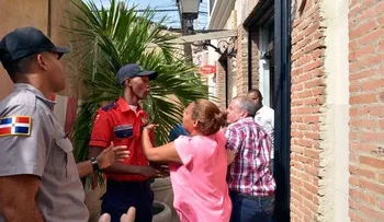 Residentes de la Zona Colonial protestan por derrumbe de hotel 