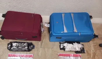 Detienen estadounidense llevaría a EE.UU. dos paquetes presumiblemente cocaína