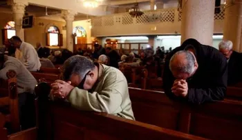 Feligreses de una iglesia cristiana oran sin ropa en el templo