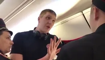 Increíble: bajaron violentamente de un avión a un deportista profesional por ser "demasiado alto"
